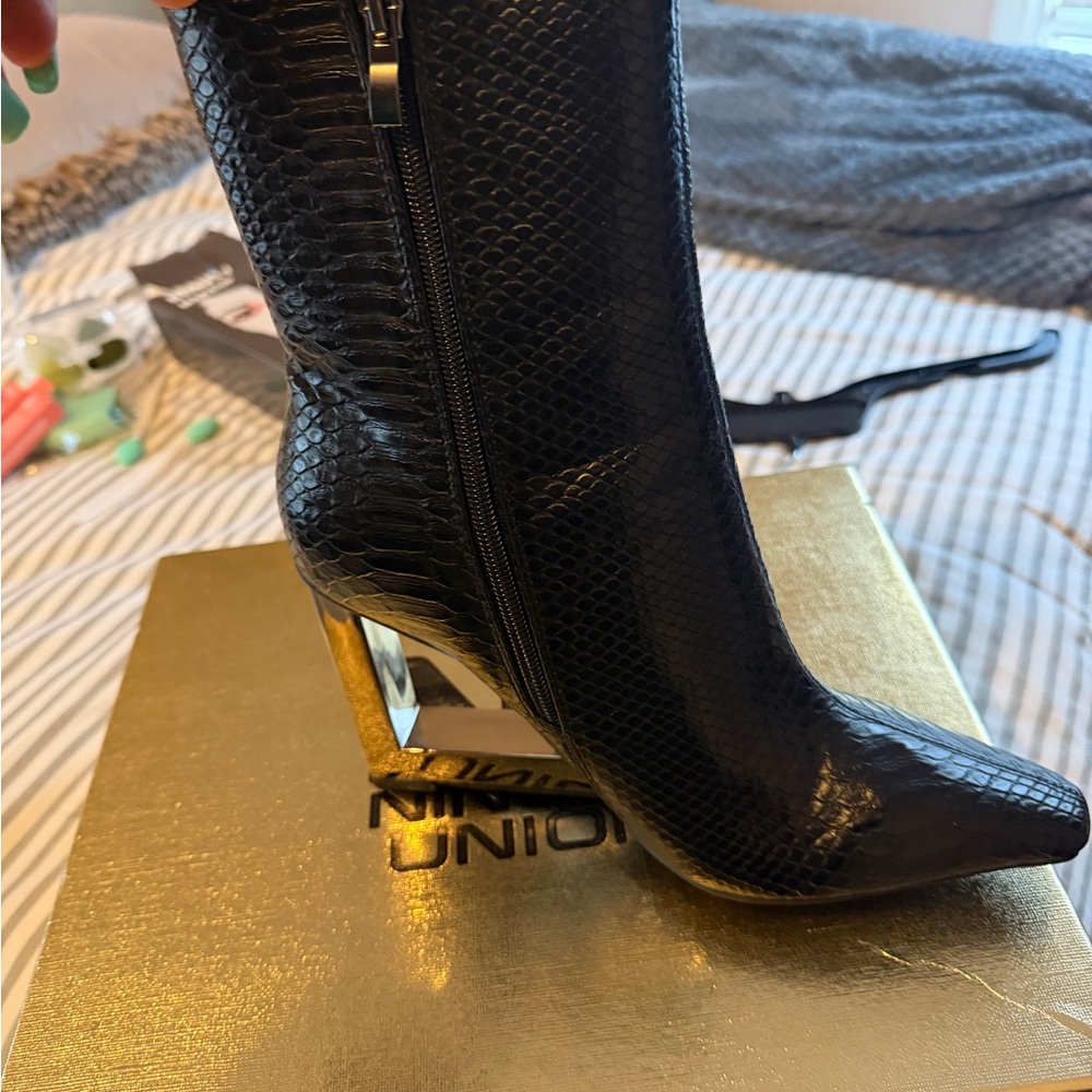 Elegant Black Snakeskin Women's Booties